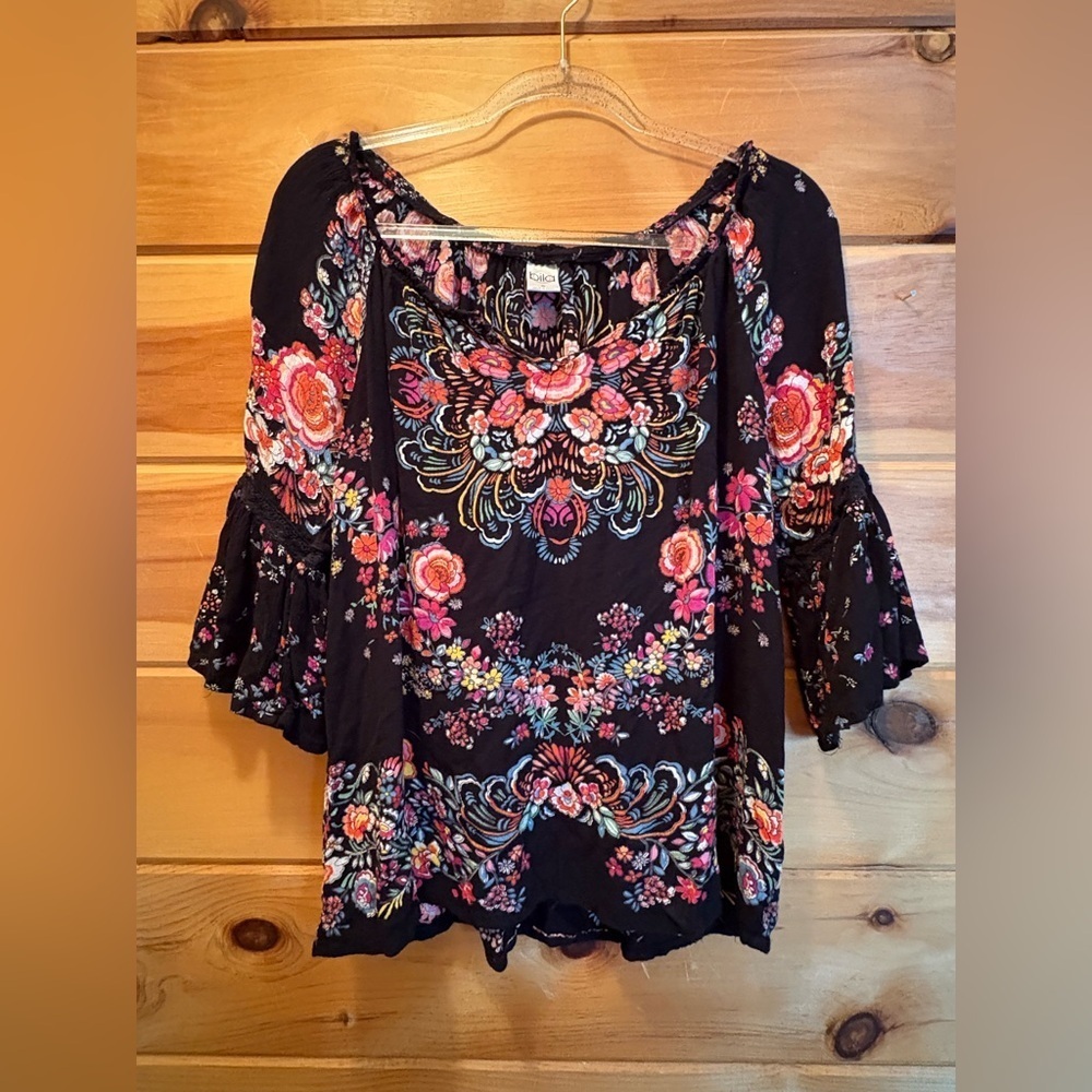 Bila Black Paisley Floral Peasant Women's shirt with Flared sleeves. Size Small